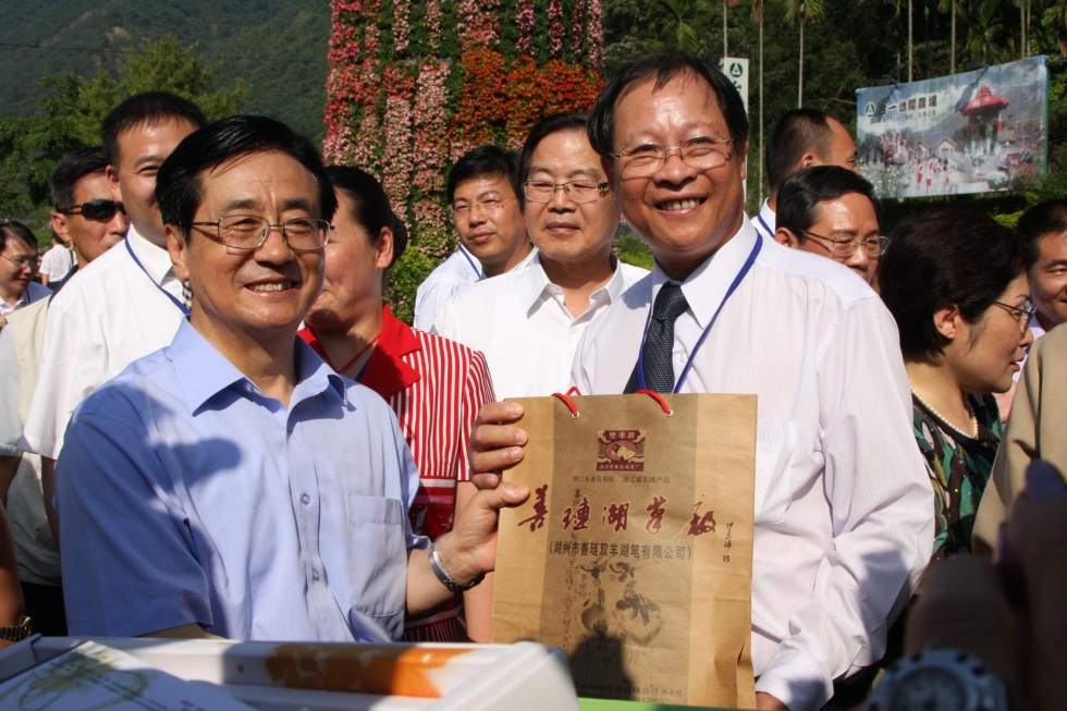 張董事長與參訪貴賓 張董事長與參訪貴賓